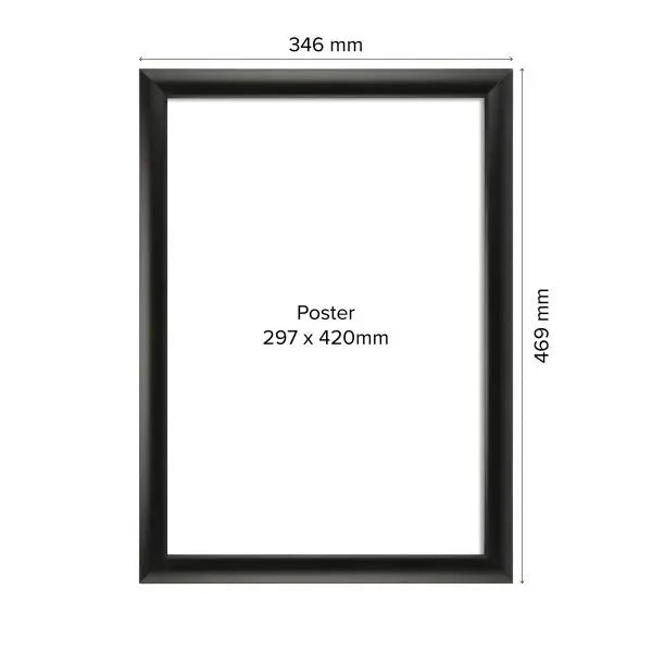 Cadre photo clic-clac format A3 en aluminium noir mat. Dimensions extérieures 346 mm x 469 mm pour poster 297 x 420 mm. Cadre fin et élégant avec système d’ouverture clic-clac ultra rapide pour changer l’affiche facilement.
