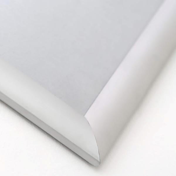 Gros plan sur l’angle d’un cadre clic-clac en aluminium de 25 mm de largeur. Assemblage précis avec finition haut de gamme et profil épuré, idéal pour cadres étanches, ignifugés et résistants à l’humidité en formats A1 à A4. Ouverture frontale rapide.