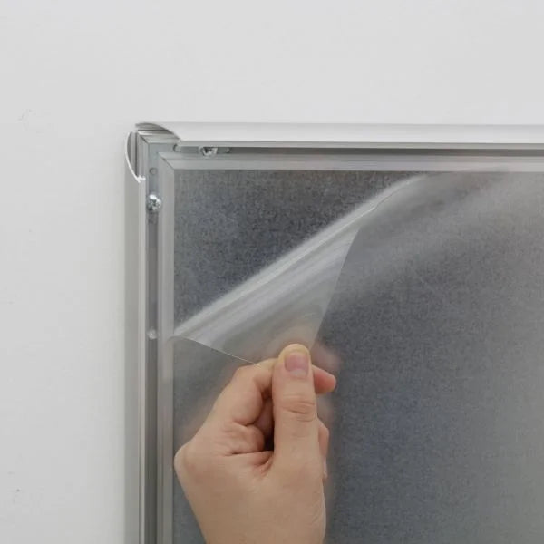 Film de protection transparent pour affiche en cadre clic clac, feuille PVC souple facile à insérer et retirer, protégeant les visuels contre la poussière, l’humidité et les rayures en intérieur comme en extérieur.