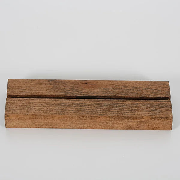Base en bois rainurée pour présentoir de table A6 permettant de maintenir un panneau acrylique ou une affiche