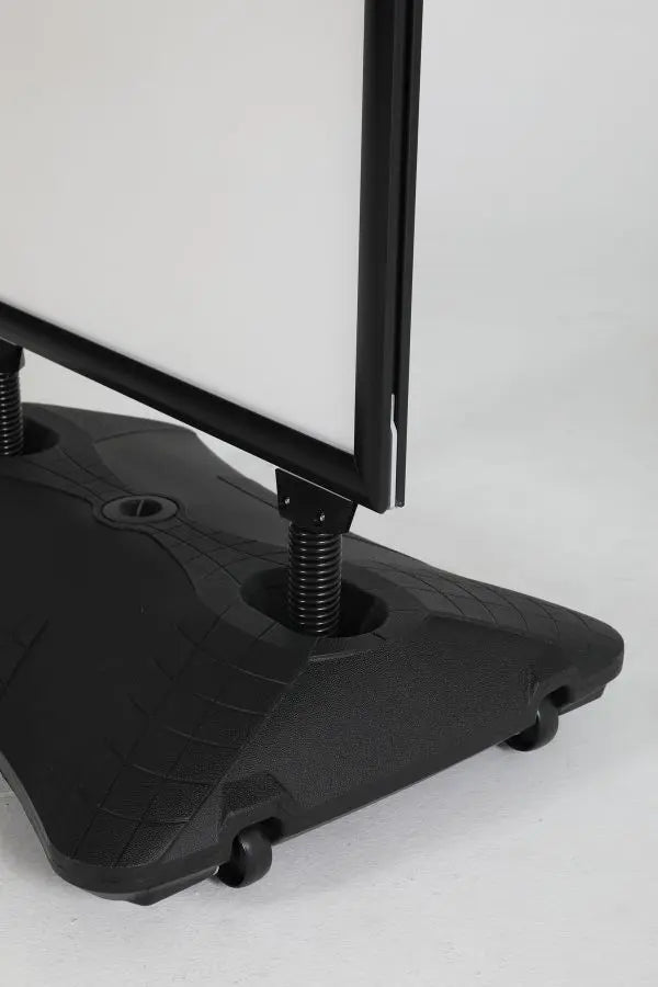 Socle lestable noir avec roulettes pour chevalet stop trottoir publicitaire