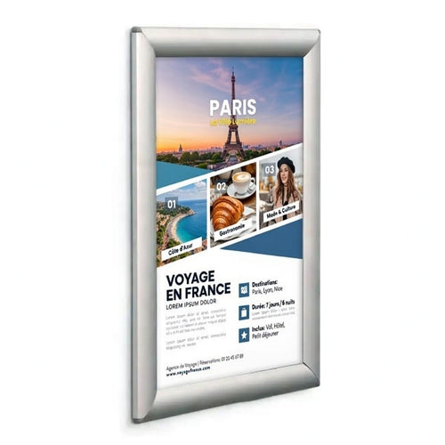 Cadre clic-clac argenté en aluminium pour affichage mural d’affiche publicitaire vertical - Photo cotexte