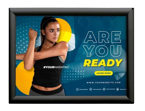 Cadre clic-clac noir en aluminium pour affichage mural d’affiche publicitaire horizontale - Photo context