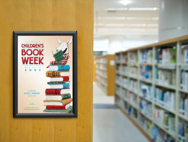 Cadre photo décoratif exposé dans une bibliothèque moderne avec ambiance intérieure chaleureuse