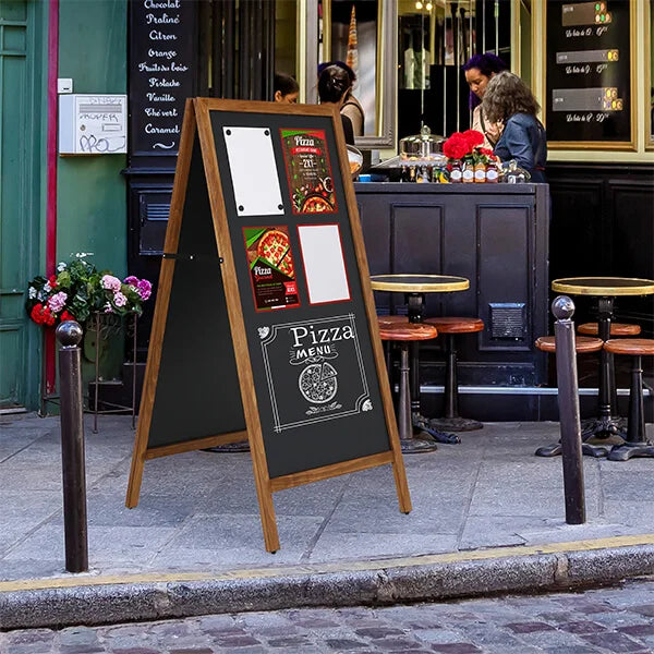 Chevalet stop trottoir ardoise en bois installé devant un restaurant pour affichage menu