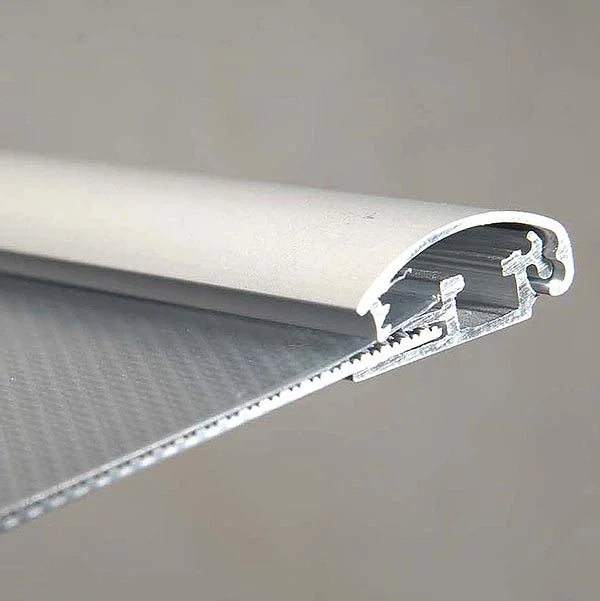 Coupe du profil aluminium argent 25 mm du cadre clic-clac A4 montrant le mécanisme d’ouverture et le système de maintien du poster