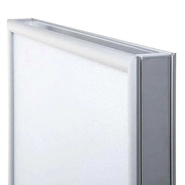 Détail du cadre aluminium du présentoir porte-affiche A1 double face avec profil pour insertion de poster