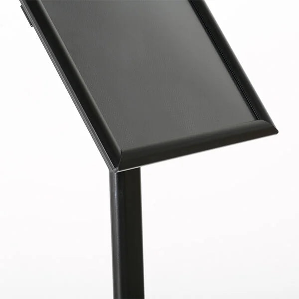 Détail du cadre clic-clac noir d’un porte affiche sur pied incliné