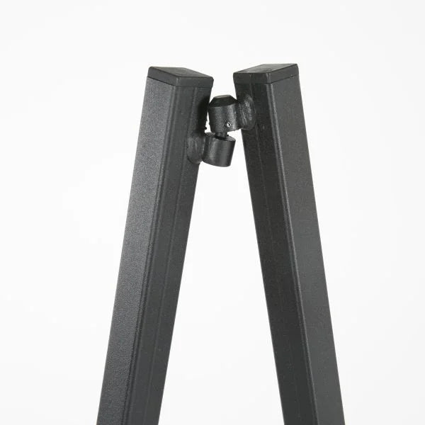 Détail de la charnière d’un chevalet porte affiche en aluminium noir