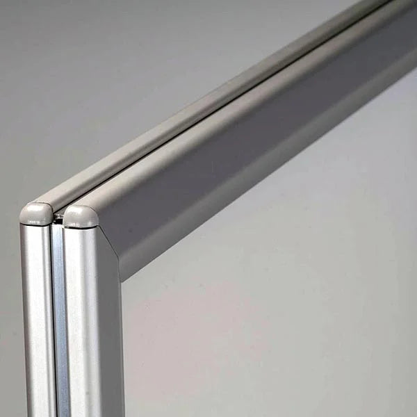 Détail du coin du cadre aluminium d’un panneau stop trottoir publicitaire