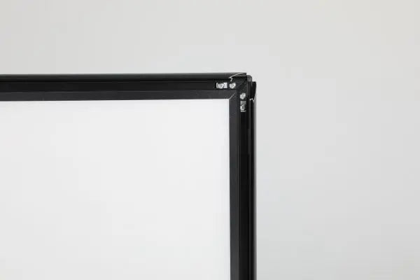 Détail du coin du cadre aluminium noir d’un panneau stop trottoir publicitaire