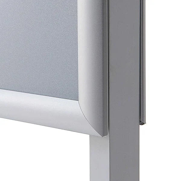 Détail du coin du cadre aluminium du présentoir porte-affiche A1 double face sur pied