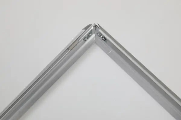 Détail du coin du cadre aluminium d’un panneau stop trottoir publicitaire