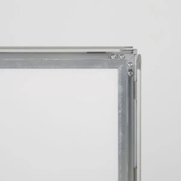 Détail du coin du cadre aluminium d’un panneau stop trottoir publicitaire