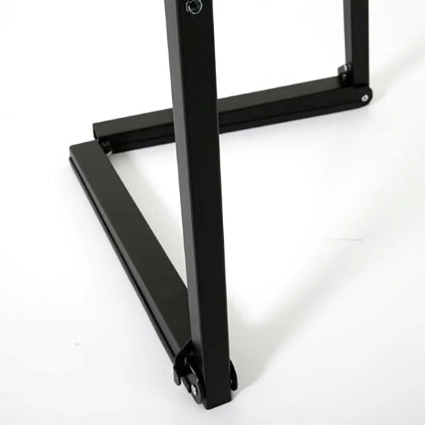 Détail du pied et de la base d’un chevalet porte affiche en aluminium noir