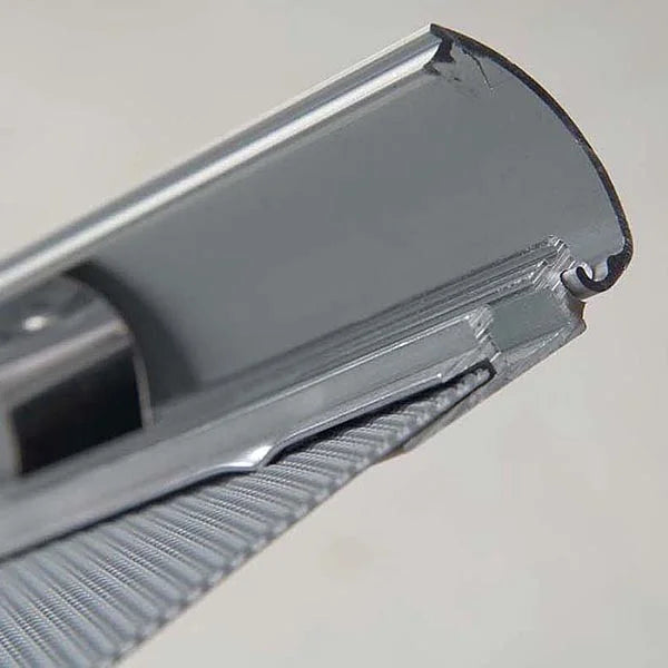Détail du profil aluminium 25 mm du cadre clic-clac A4 avec système d’ouverture rabattable pour changement rapide d’affiche