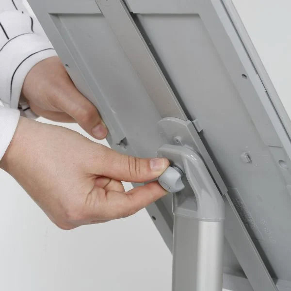 Réglage de l’inclinaison d’un porte affiche aluminium sur pied avec cadre clic-clac A4