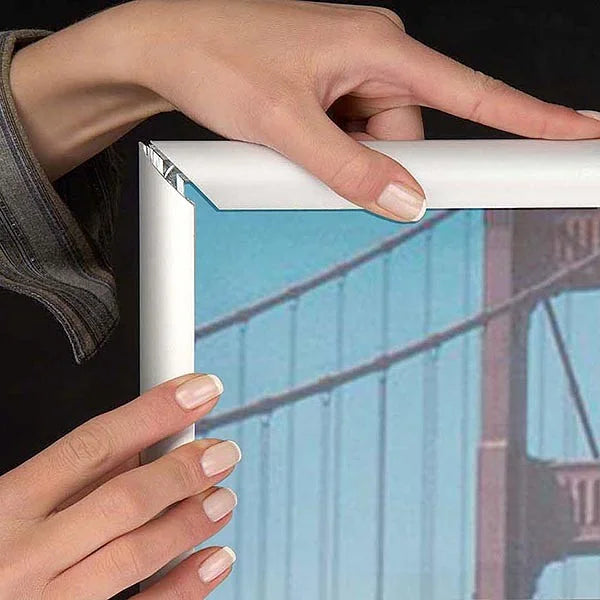 Fermeture du cadre clic-clac A2 aluminium argent avec profil 25 mm pour maintien sécurisé de l’affiche