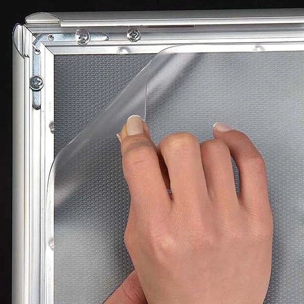 Feuille de protection transparente antireflet du cadre clic-clac A4 aluminium permettant de protéger et maintenir l’affiche