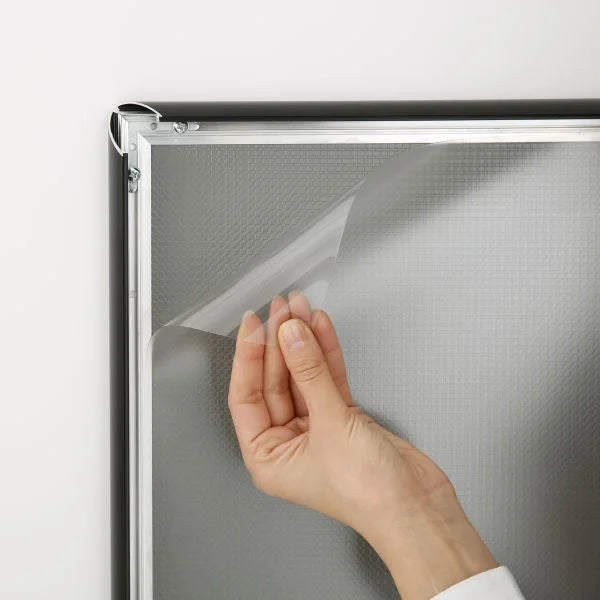 Film de protection transparent sur cadre affiche A1 en aluminium noir pour chevalet