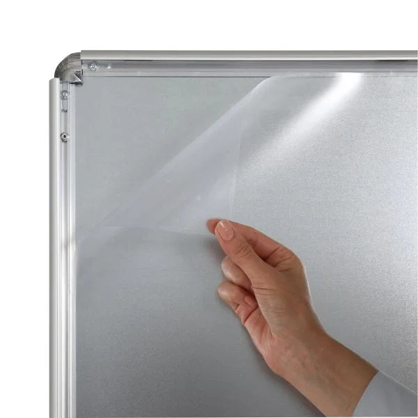 Film de protection transparent d’un chevalet stop trottoir en aluminium