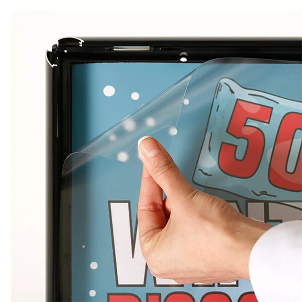 Insertion d’une affiche dans un cadre clic-clac noir avec film de protection transparent