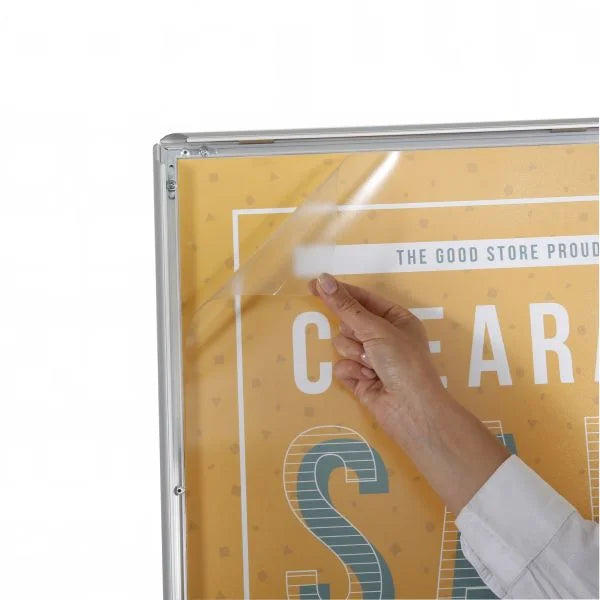 Insertion d’une affiche dans un chevalet stop trottoir A1 en aluminium avec protection transparente