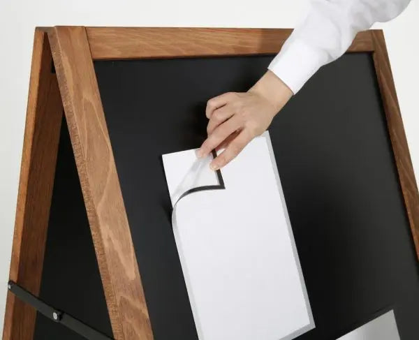 Insertion d’une affiche sur chevalet stop trottoir ardoise en bois avec protection transparente