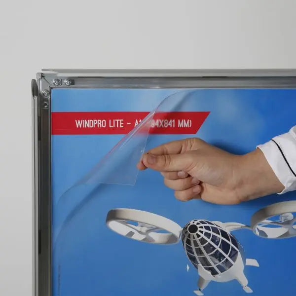 Insertion d’une affiche dans un panneau stop trottoir A1 avec film de protection transparent