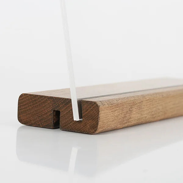 Insertion d’un panneau acrylique dans la base en bois du présentoir de table A6 pour maintien d’affiche ou menu