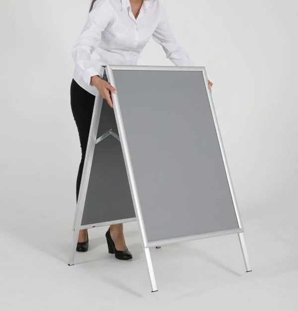 Installation d’un chevalet stop trottoir en aluminium pour affichage publicitaire