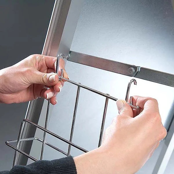 Installation d’un porte brochures A4 sur un stop trottoir publicitaire pour distribuer des prospectus