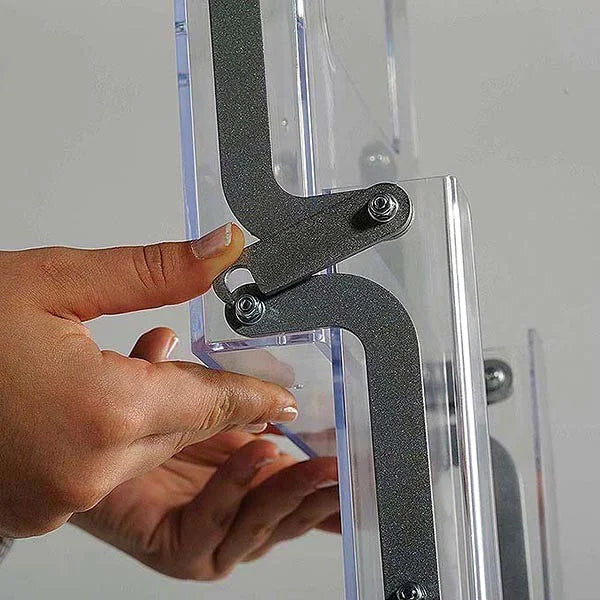 Manipulation du mécanisme articulé du porte-brochures pliable A4 en aluminium avec compartiments en acrylique