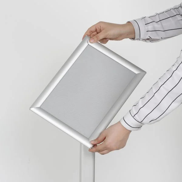 Rotation du cadre clic-clac A4 d’un porte affiche sur pied aluminium pour affichage portrait ou paysage