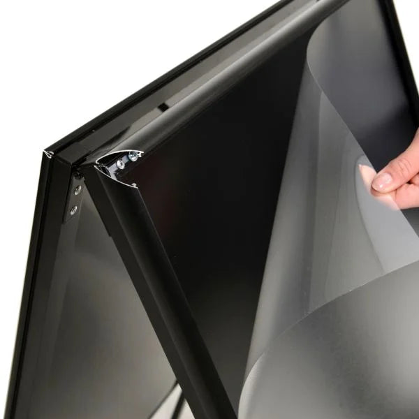 Ouverture du cadre d’un chevalet stop trottoir en aluminium noir pour changer l’affiche