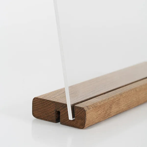 Panneau acrylique transparent inséré dans la base en bois du présentoir de table A5 pour affichage de menu ou flyer