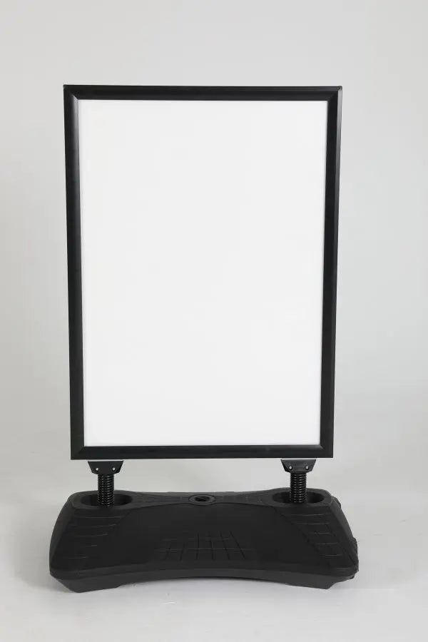 Panneau stop trottoir aluminium noir avec socle lestable pour affichage publicitaire extérieur