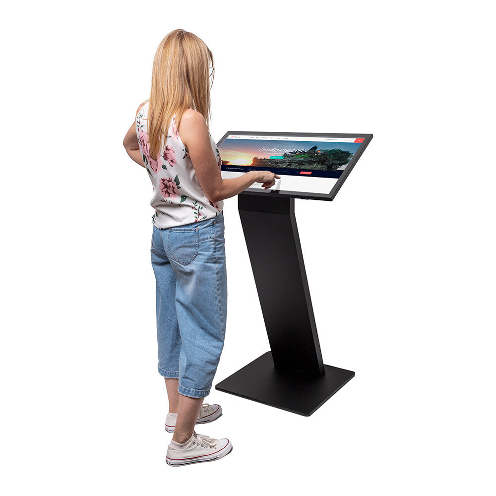 Personne utilisant la borne tactile interactive 32 pouces pour naviguer sur l'écran