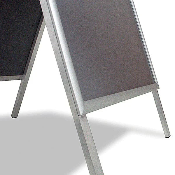 Détail du pied d’un chevalet stop trottoir en aluminium pour affichage publicitaire
