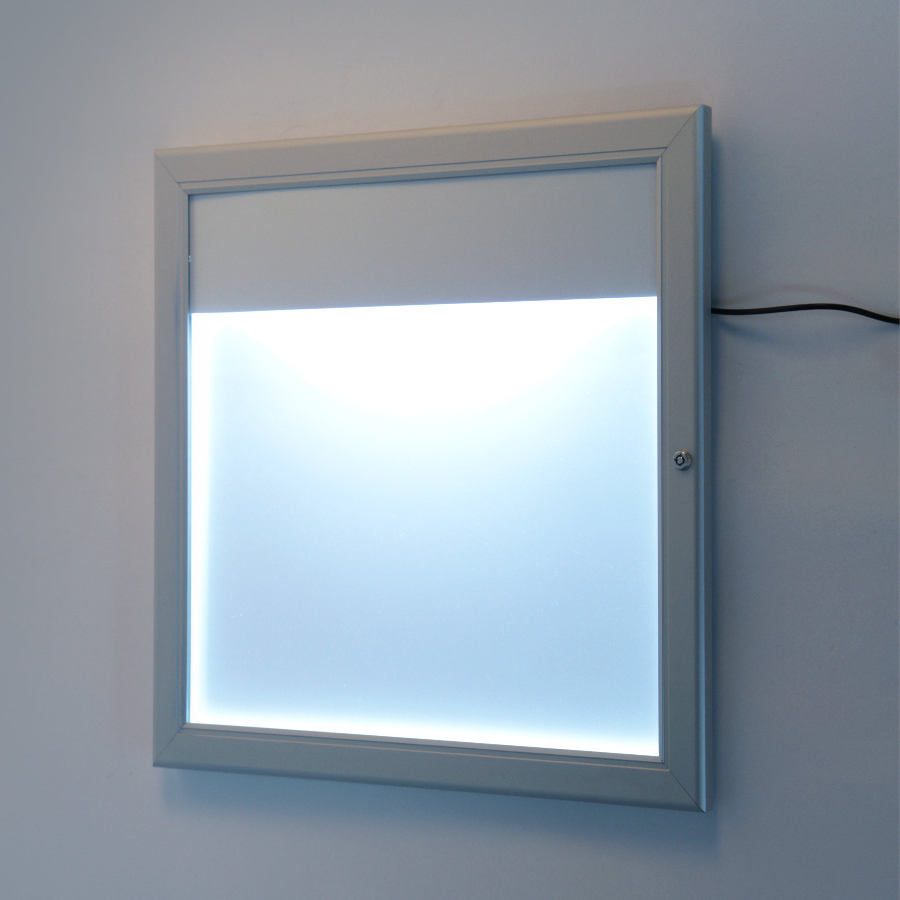 Porte menu extérieur avec logo argent LED, détail de finition (05)