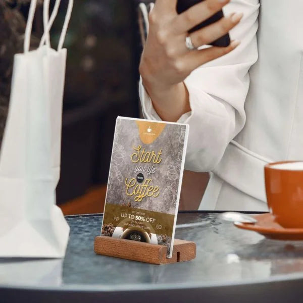 Présentoir de table A6 en acrylique transparent avec base en bois pour affichage de menu ou publicité sur table de café