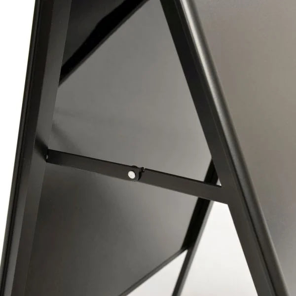 Détail du renfort arrière d’un chevalet stop trottoir en aluminium noir pour affichage