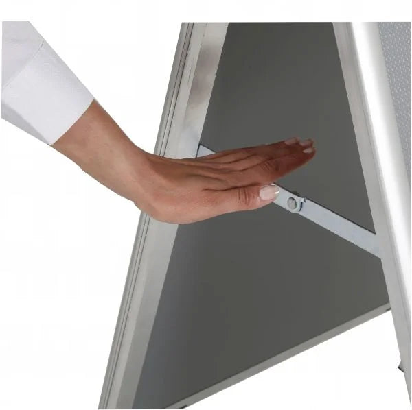 Renfort de maintien d’un chevalet stop trottoir en aluminium pour affichage