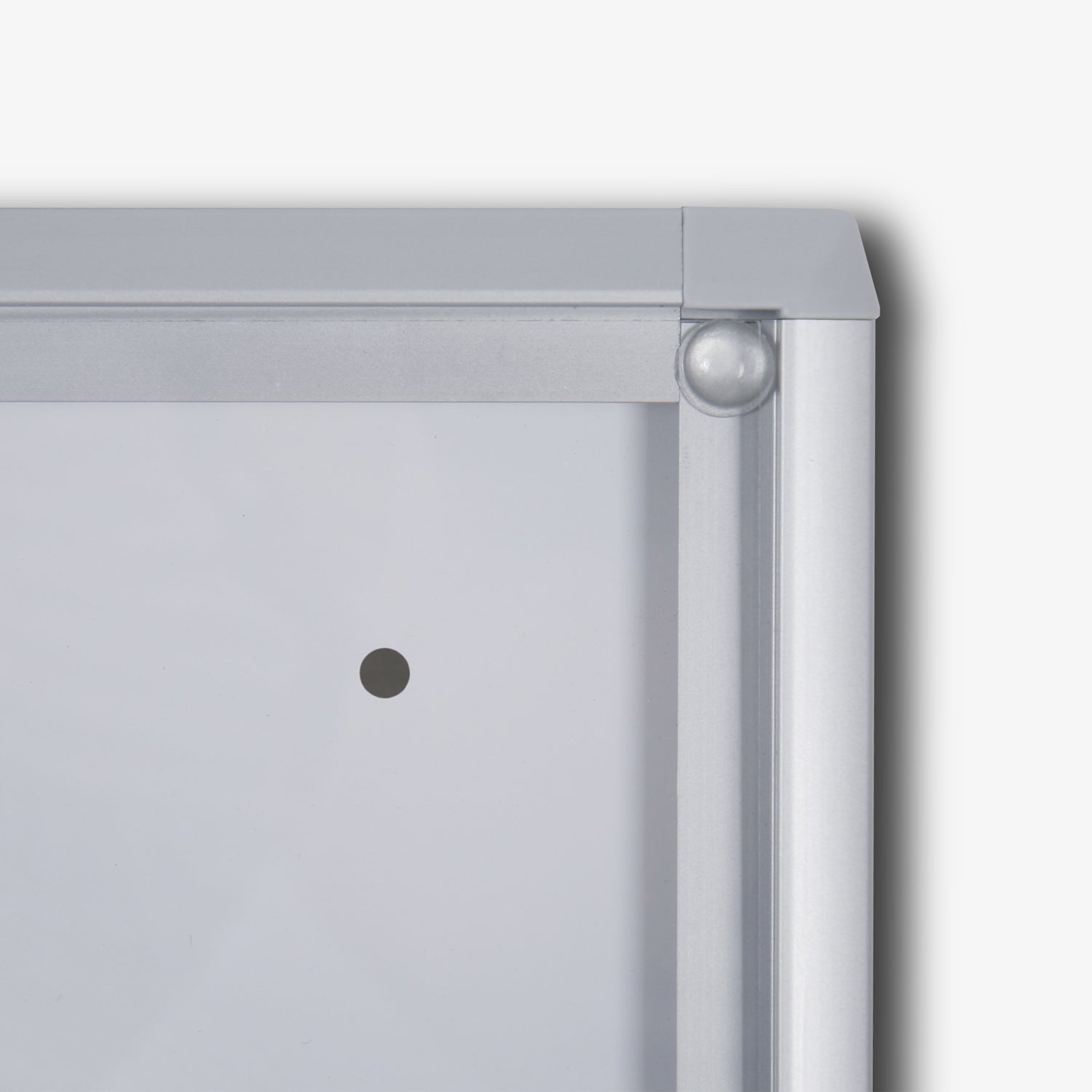 Vitrine intérieure verrouillable argent, détail de finition (01)