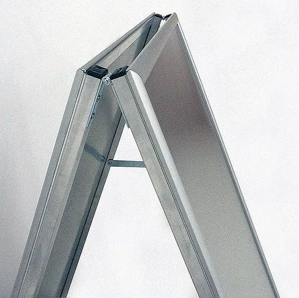 Vue arrière d’un chevalet stop trottoir en aluminium pour affichage publicitaire double face